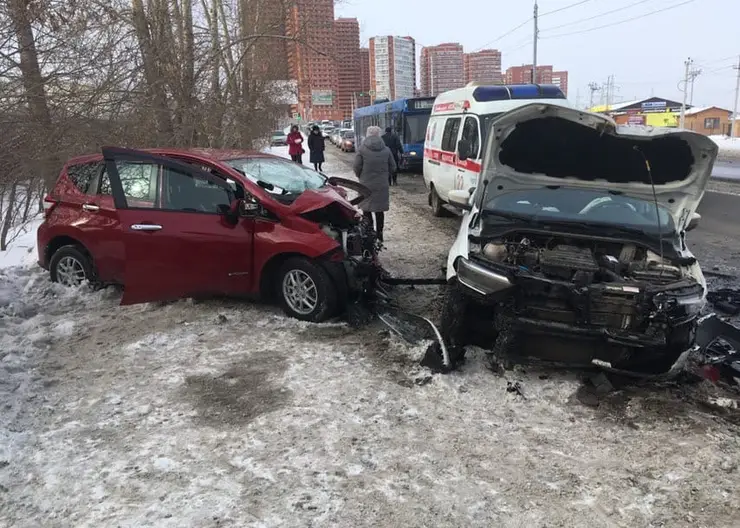 В Красноярске на Калинина в ДТП с 3 машинами пострадали двое детей