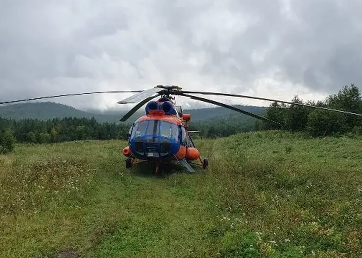 В Красноярском крае на вертолете эвакуировали пострадавших в горах туристов