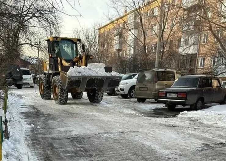 Администрация Октябрьского района контролирует уборку дворов