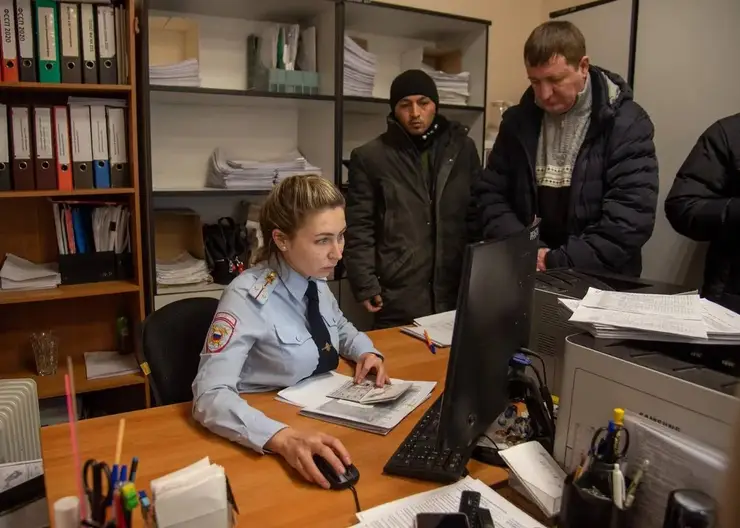 В Красноярске еще пять мигрантов получили повестки в военкомат