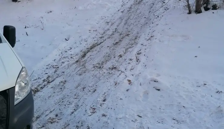 В Красноярске 4-летняя девочка скатилась с горки под едущую «Газель»