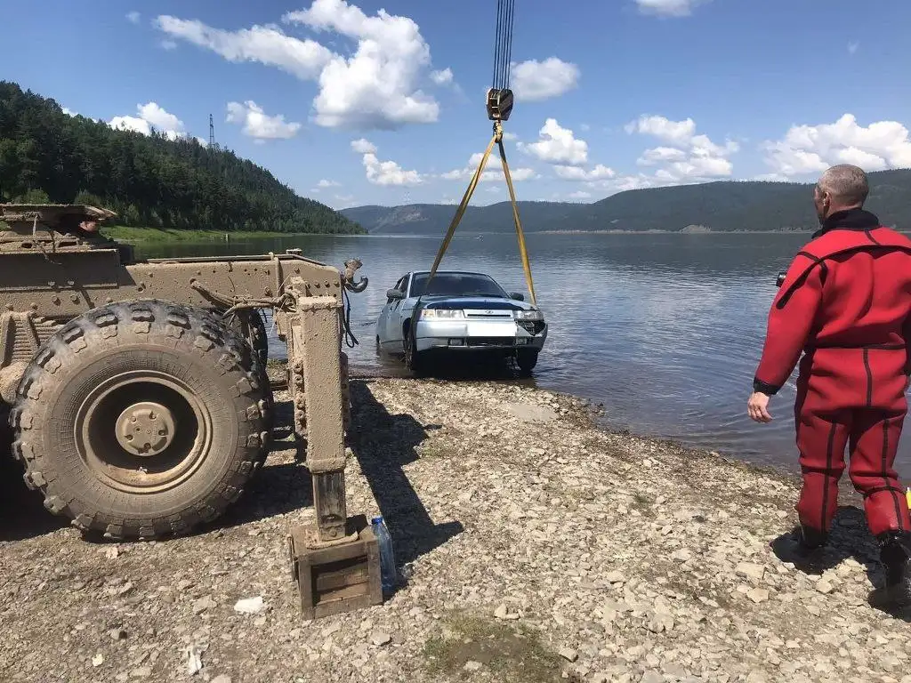 В Красноярском крае водитель на машине съехал в реку и утонул -  Gornovosti.Ru