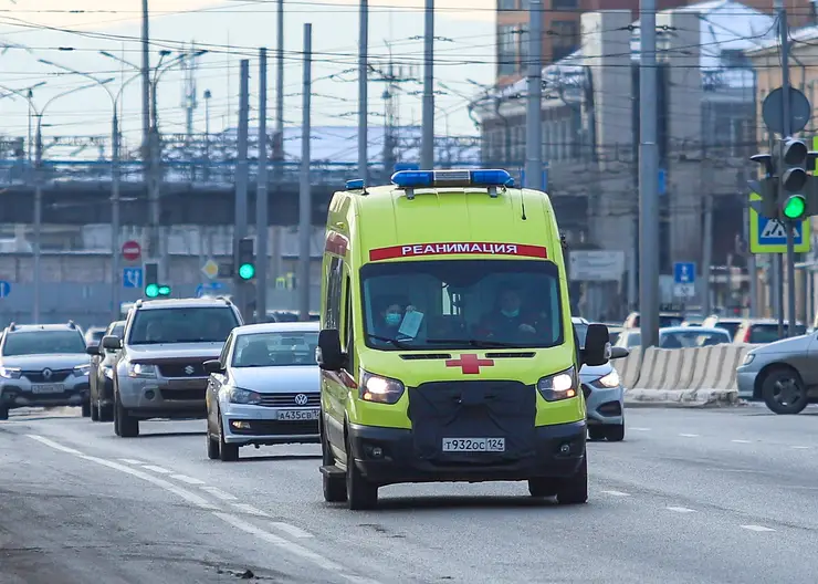 В Красноярске 64-летняя женщина выпала из окна на улице Норильской
