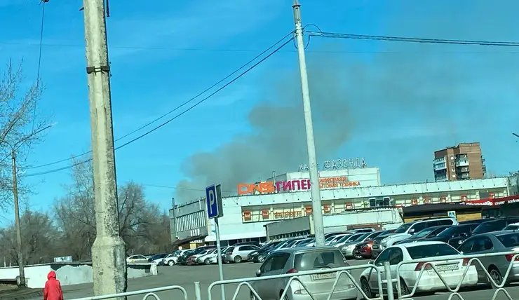 В Красноярске на острове Татышев горит сухая трава