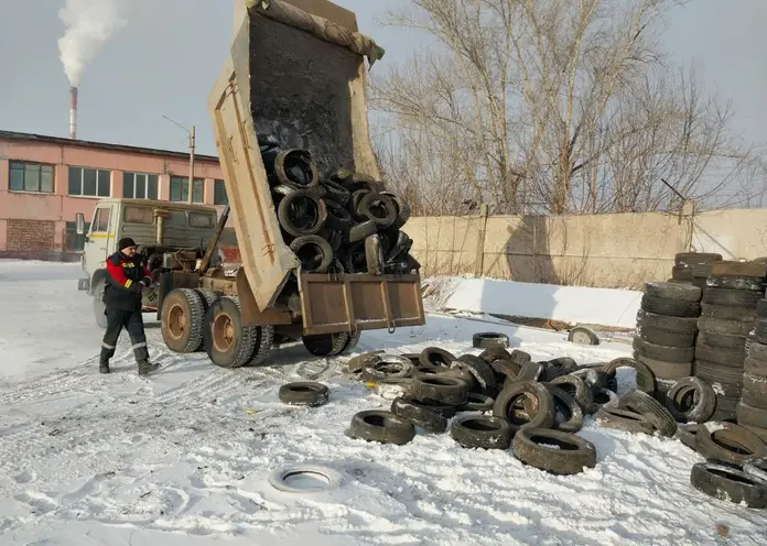 С территории Свердловского района Красноярска собрали «КамАЗ» автомобильных покрышек