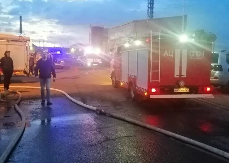 В Красноярске загорелся автосалон на улице 9 Мая