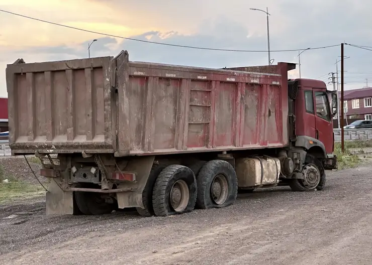В Красноярске водитель свалил мусор на берег Качи и повредил высоковольтную линию