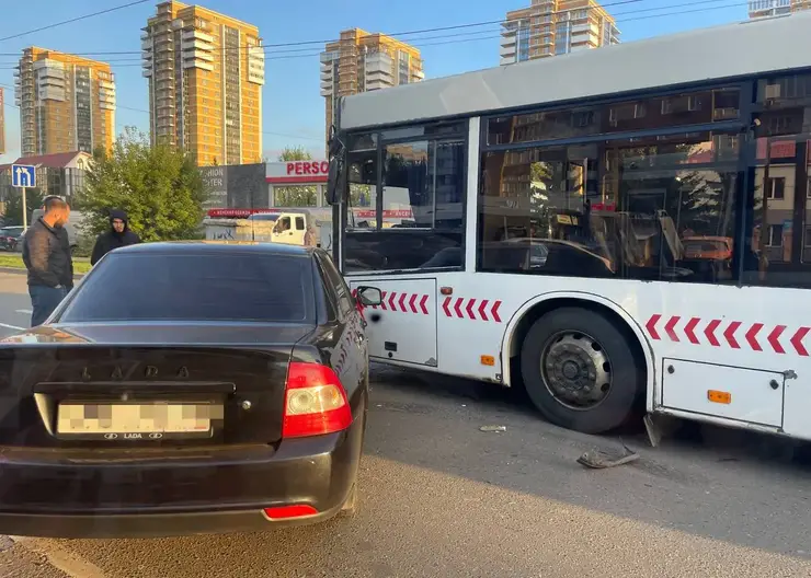 В Красноярске на улице Взлётной «Лада» столкнулась с автобусом