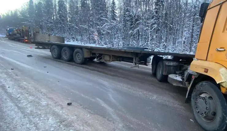 На трассе в Красноярском крае в ДТП с грузовиками погибли 2 человека