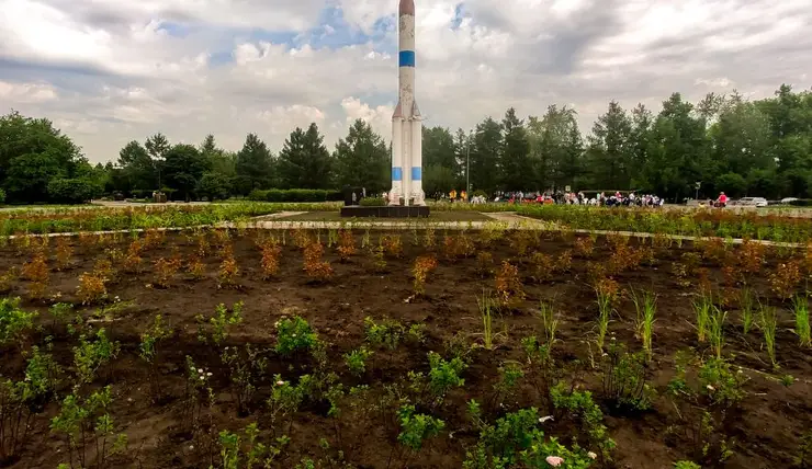 В сквере Космонавтов разбили новую клумбу площадью 19 соток