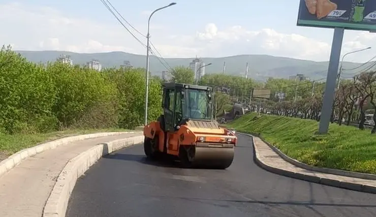 В Красноярске продолжают ремонт съездов с Коммунального моста в районе острова Отдыха