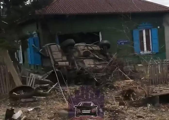 В Красноярске пьяный водитель врезался в частный дом на улице Заречная