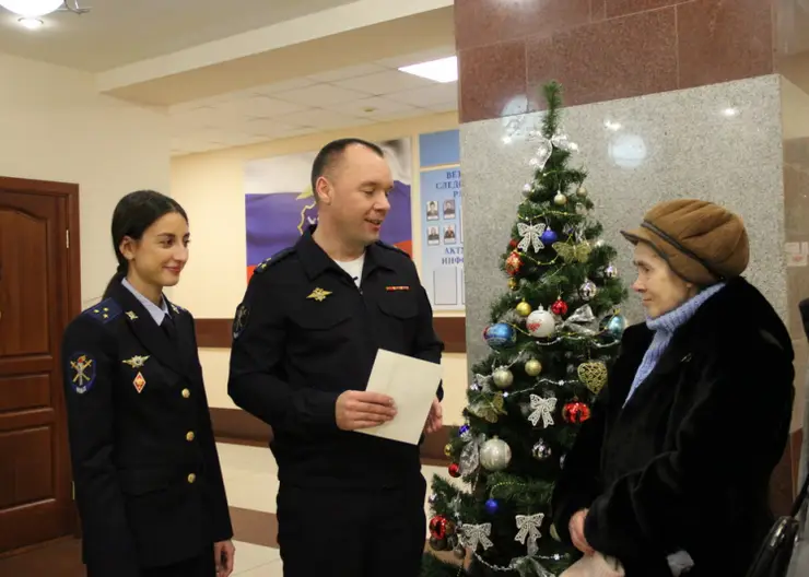 В Красноярске полицейские вернули пенсионерке похищенные мошенниками деньги