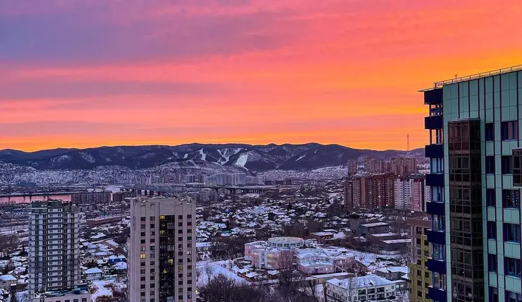 Красноярцы публикуют фотографии алого заката