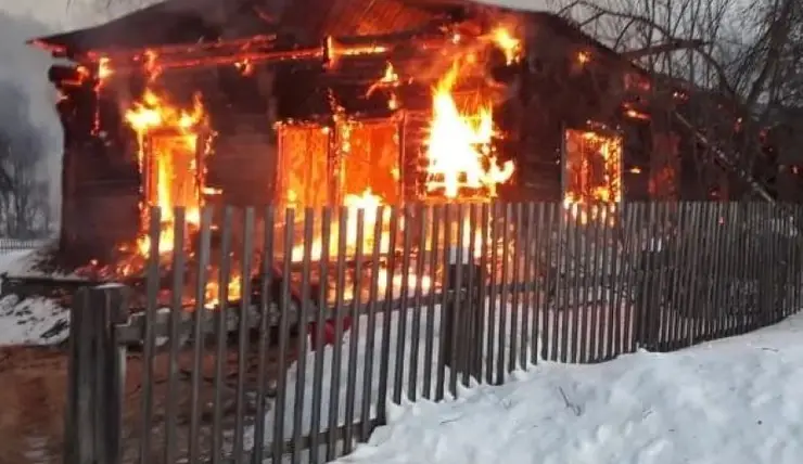 В Красноярском крае полностью сгорел деревянный дом культуры