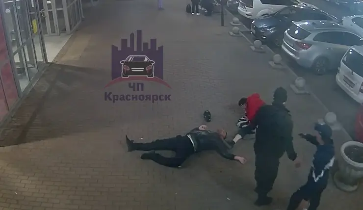 В Красноярске на улице Лесников, 23 возле алкомаркета произошла драка