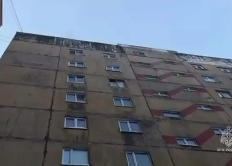 Житель Красноярского края решил помыть окна в -40 и напугал соседей паром