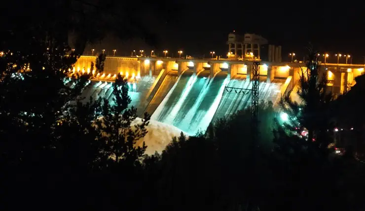 На Красноярской ГЭС включили подсветку