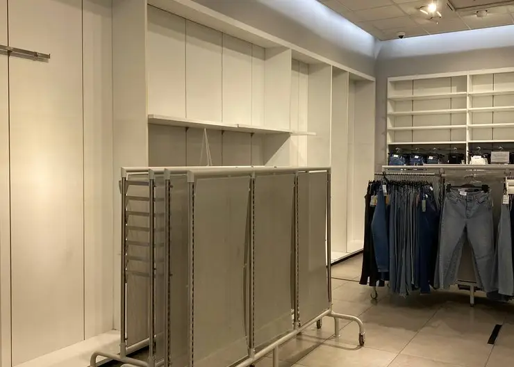 Красноярцы за выходные опустошили полки в магазине одежды H&M