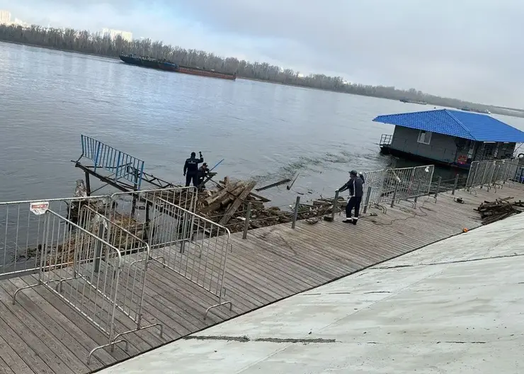 В Красноярске убрали мусор после демонтажа бывшего кафе «Гавань»