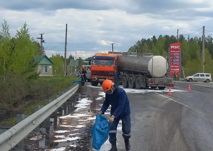 В Красноярском крае из-за ДТП на трассу разлилось топливо