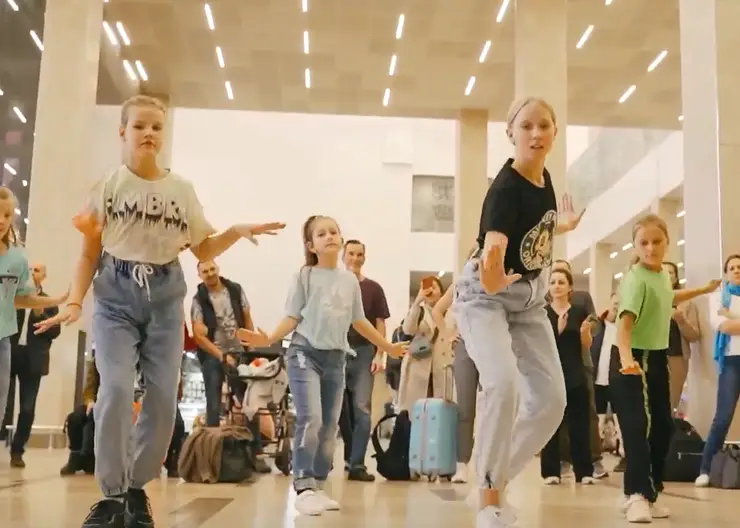 В аэропорту Красноярска устроили танцы под джазовую музыку