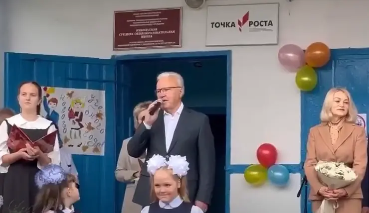 Губернатор Александр Усс поздравил учеников Никольской школы с Днем знаний