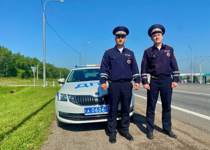 Под Красноярском сотрудники ГИБДД помогли задыхающейся женщине