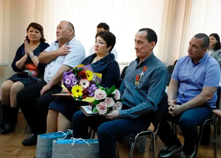 В Красноярском крае за помощь в задержании убийцы сожительницы наградили пятерых северян