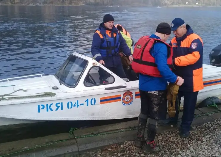 В Красноярском крае спасли двух рыбаков