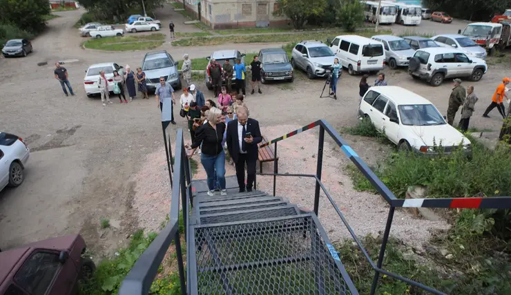 В Свердловском районе Красноярска торжественно открыли Саянскую лестницу