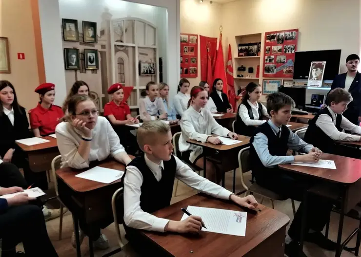 Красноярские школьники пишут письма участникам СВО