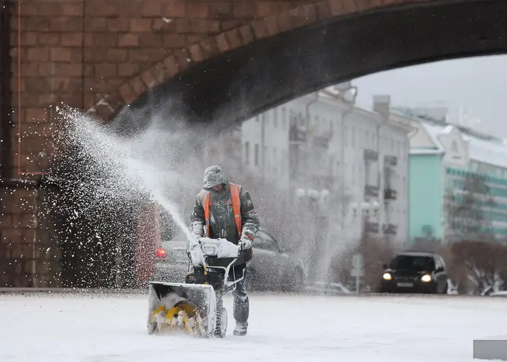 В Красноярске 20 декабря ночью снег убирали 144 машины