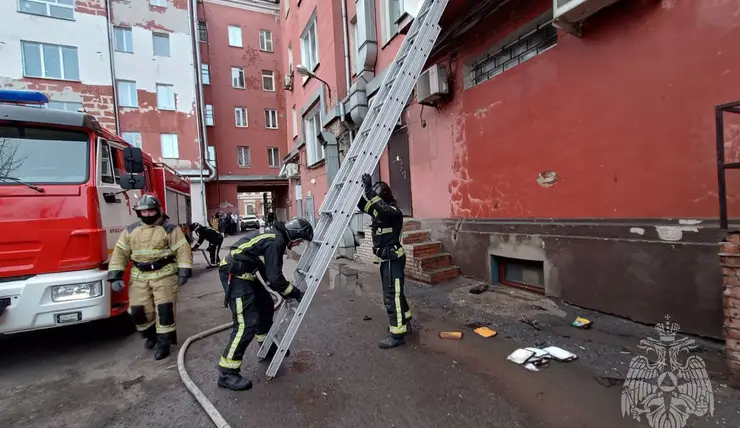В Красноярске загорелся балкон в квартире на проспекте Мира