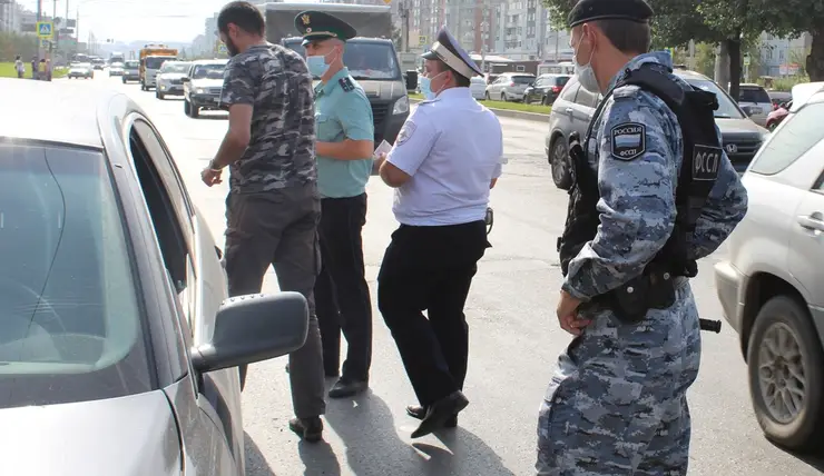 В Красноярске судебные приставы за долги арестовали два автомобиля