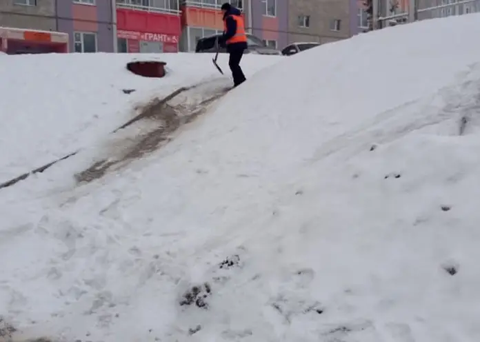 В Красноярске засыпали опасную горку на Линейной