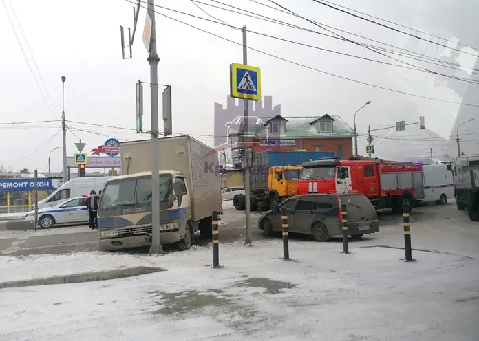 В Красноярске на Глинки в ДТП с двумя грузовиками и «Жигули» пострадал водитель