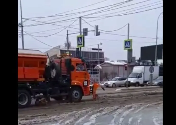 Дорожные службы Красноярска чистят дороги после пожара в ТЦ «Взлетка Plaza»