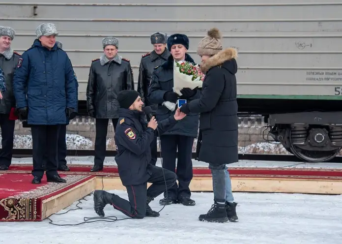 Вернувшийся из Херсонской области красноярский полицейский сделал предложение своей девушке