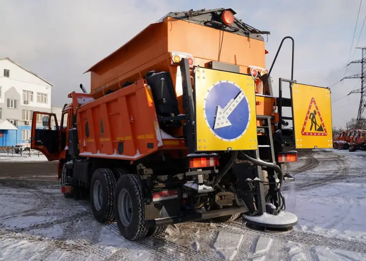 В Красноярске на борьбу с первым снегопадом вышли 55 машин