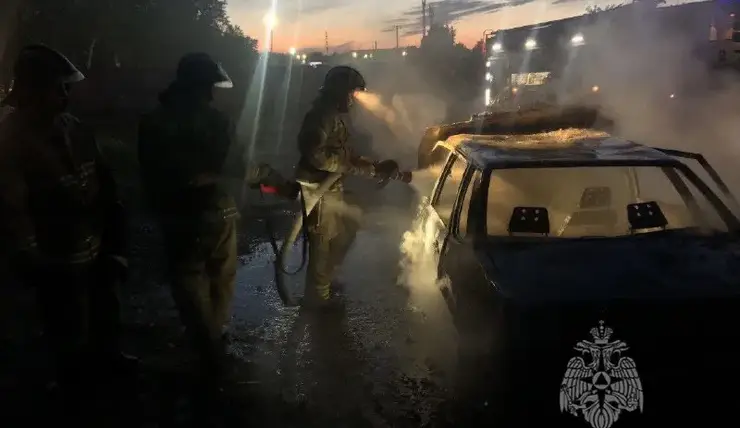 В Красноярске на улице Ширинской ночью подожгли автомобиль
