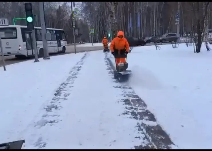 В Красноярске тротуары очищают с помощью современной техники
