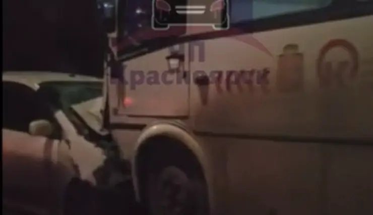 В Красноярске на улице Биатлонной пьяный водитель выехал на встречную полосу и столкнулся с автобусом