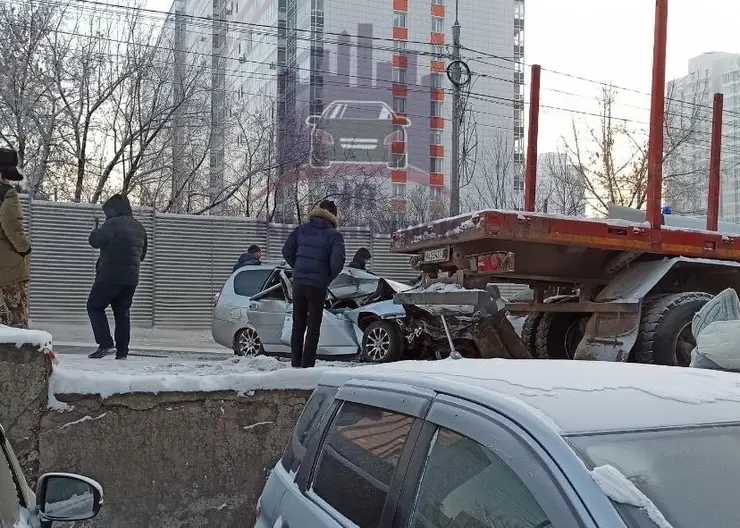 В Красноярске на Лесопарковой в ДТП с грузовиком погиб водитель Lada Priora