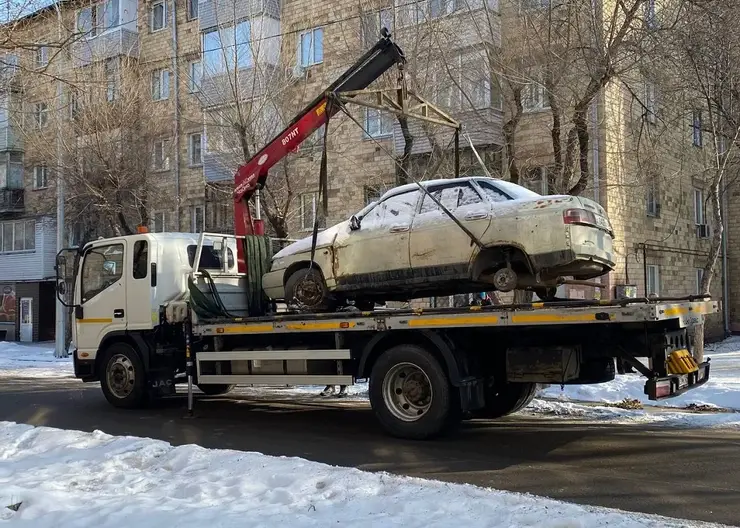 В Красноярске с улиц убирают автохлам