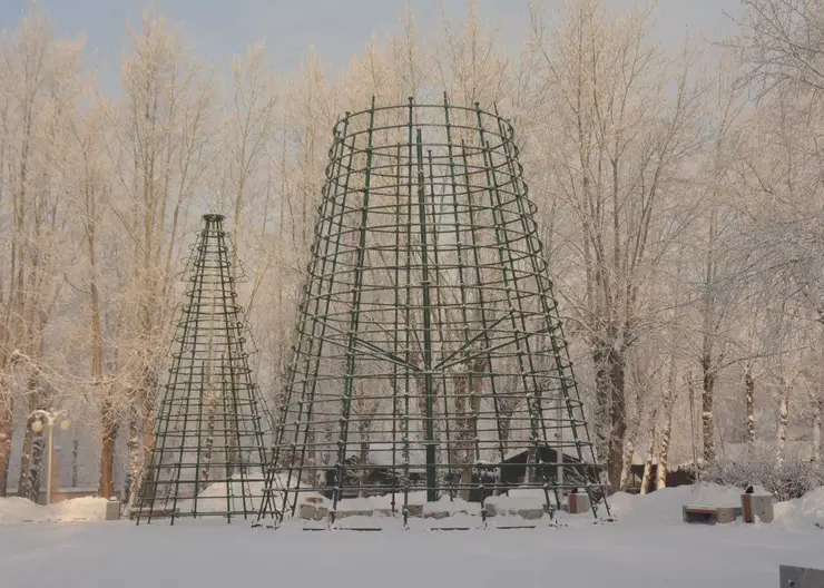 В парке имени 1 Мая в Красноярске устанавливают елку и ледовый городок
