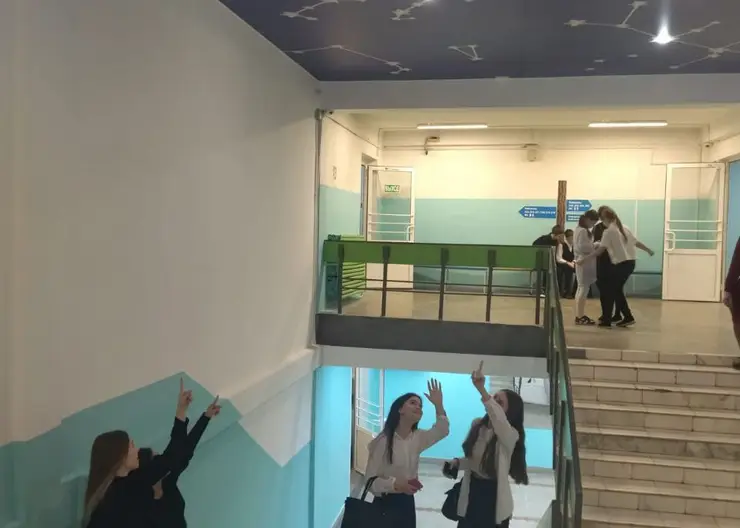 В Красноярске в гимназии № 15 на потолке сделали звездное небо