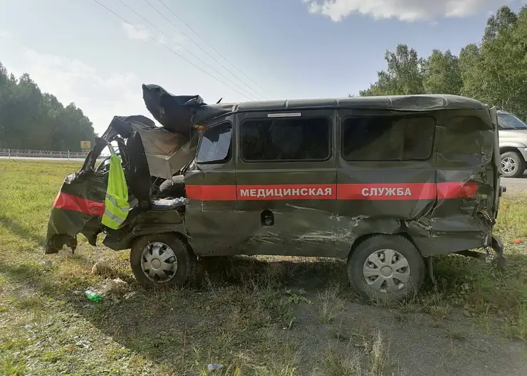 В Красноярском крае в столкновении фуры и скорой погиб один человек