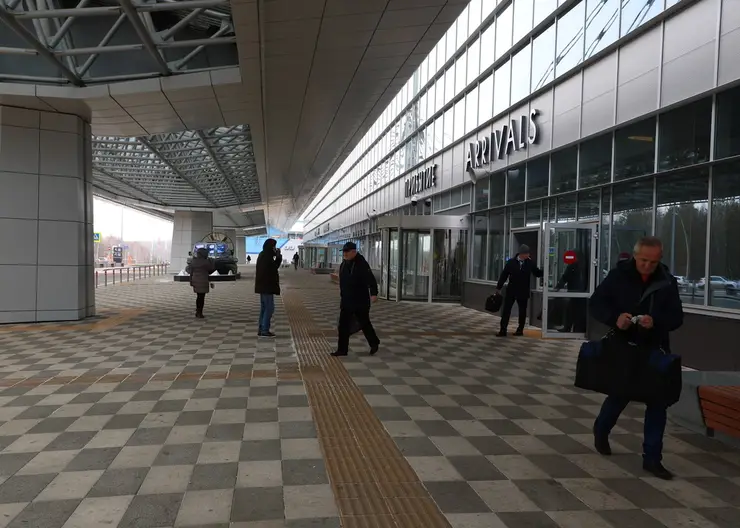 В аэропорту Красноярска двое пассажиров пытались похитить спасательные жилеты