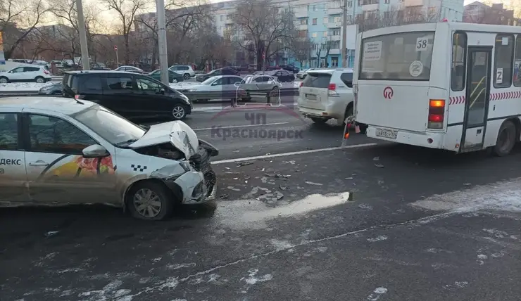 В Красноярске такси в ДТП повредило три машины и автобус